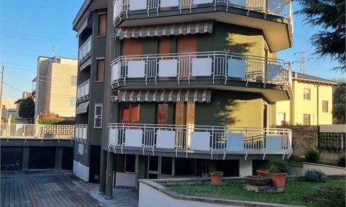 AMPIO TRE LOCALI CON DOPPI SERVIZI E BOX